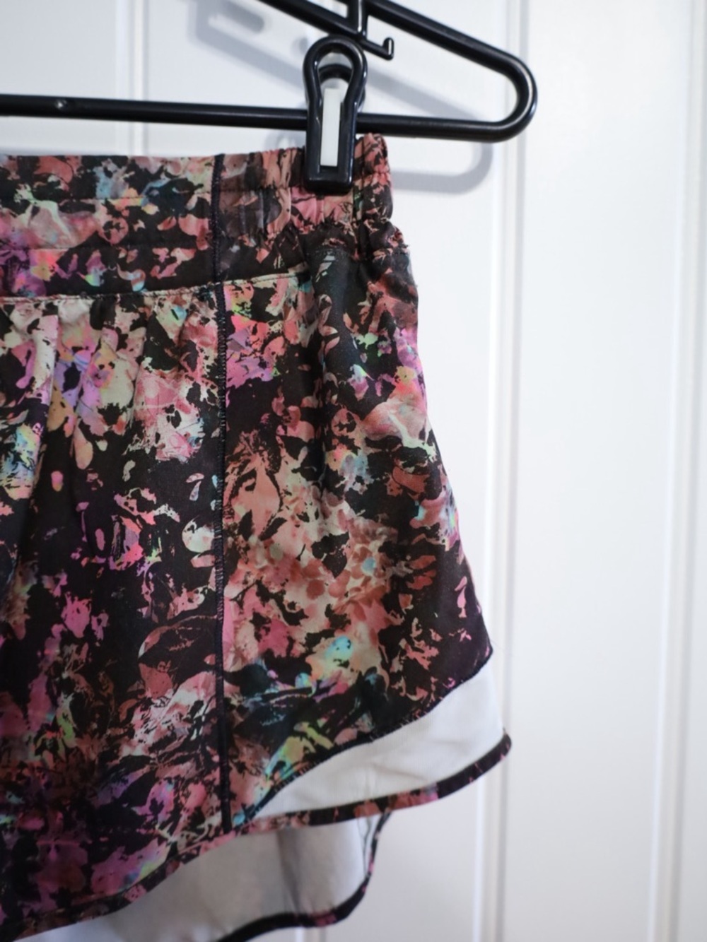 Lululemon Hotty Hot Low-Rise Short Stencil Blossom Red Multi / Sheer Blue Size 8 - Picture 4 of 10
